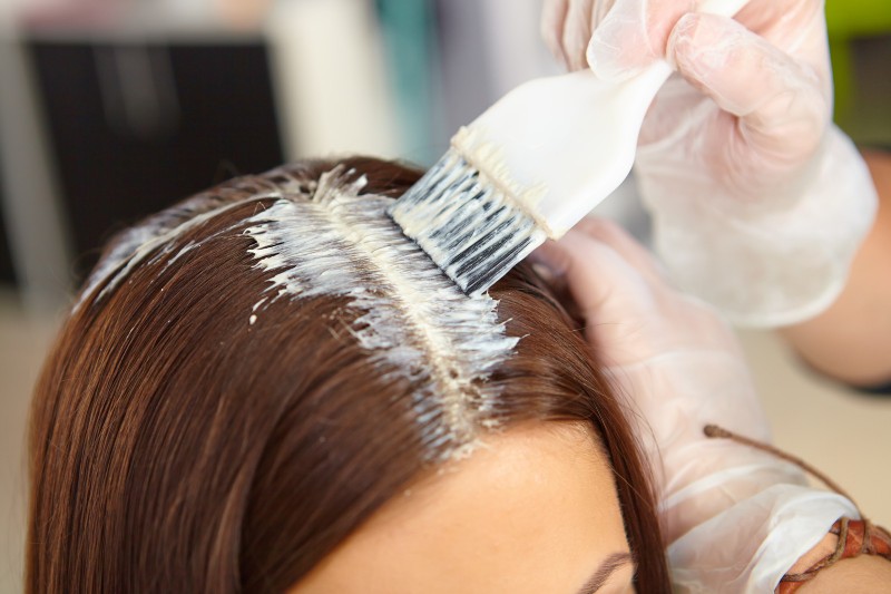 Estudio vincula riesgo de cáncer con teñirse el pelo más de 6 veces al año